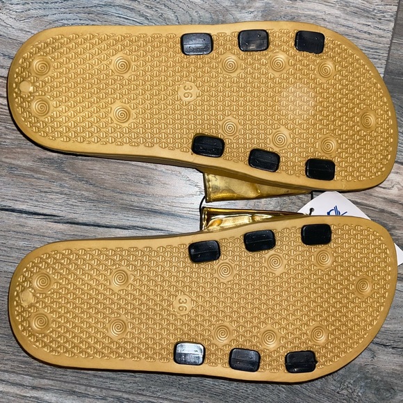 Women Metallic Slide Sandals NWT - Picture 3 of 3